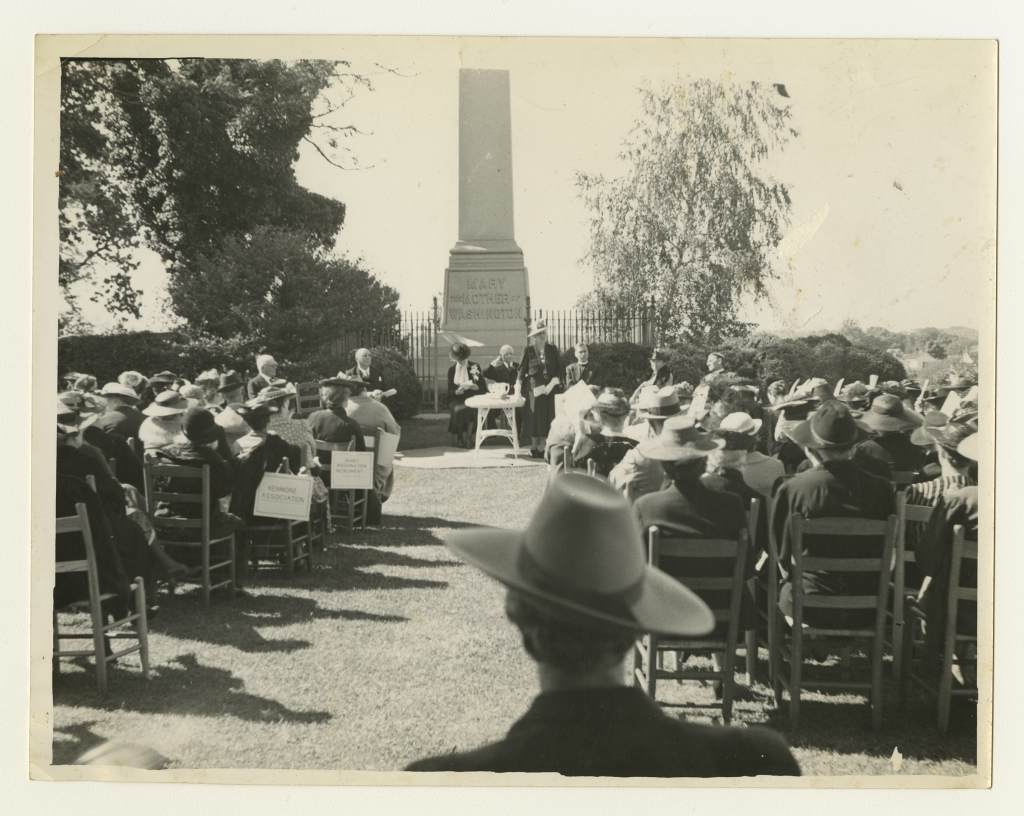 Black and white photo of a crowd gathered at the Mary Washington Monument in Fredericksburg, Virginia.